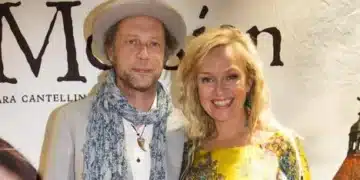 Anu Sinisalo ja Antti Reini yhdessä punaisella matolla hymyilemässä kameralle.