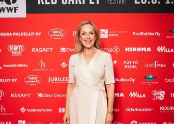Anu Sinisalo punaisella matolla Red Carpet -festivaalilla.