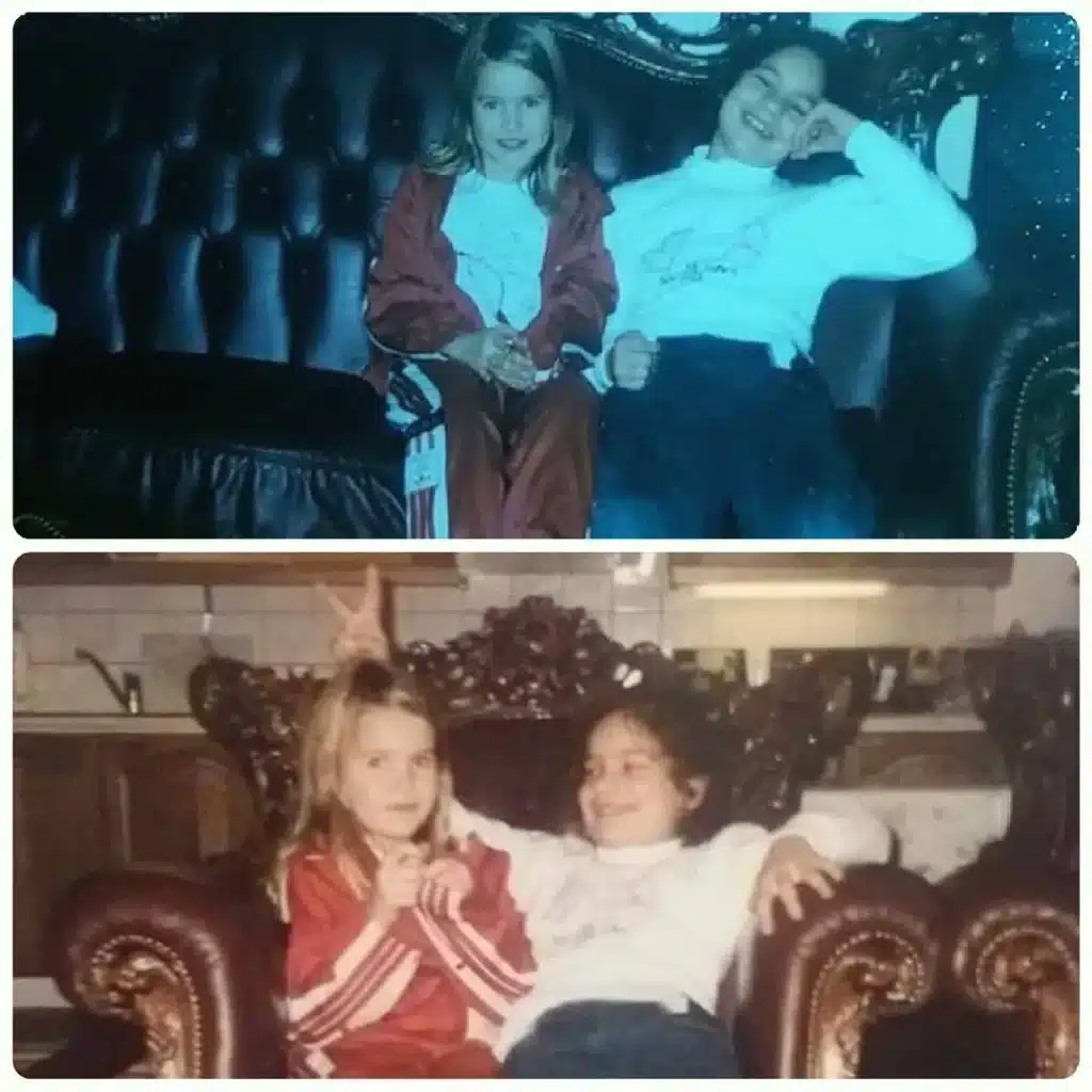 Janita Lukkarinen ja hänen lapsuudenystävänsä Mirette Lindgren istuvat yhdessä tummalla nahkasohvalla lapsina hymyillen ja leikkien kahdessa nostalgisessa valokuvassa