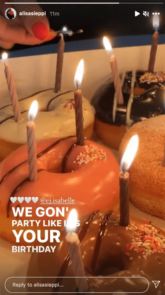 Alisa Sieppi jakoi 22-vuotissyntymäpäivänsä juhlat Instagram-tarinoissaan vuonna 2021.